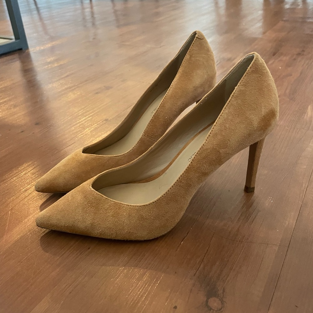 Banana Republic camel suede pumps